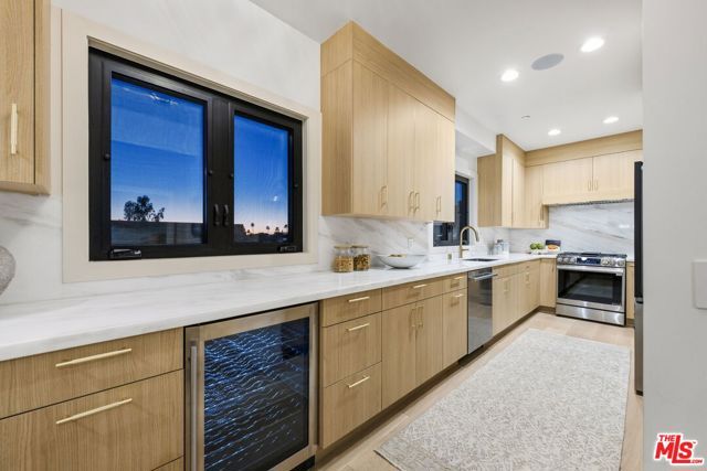 11923 Gorham Avenue 202, Los Angeles, CA 90049