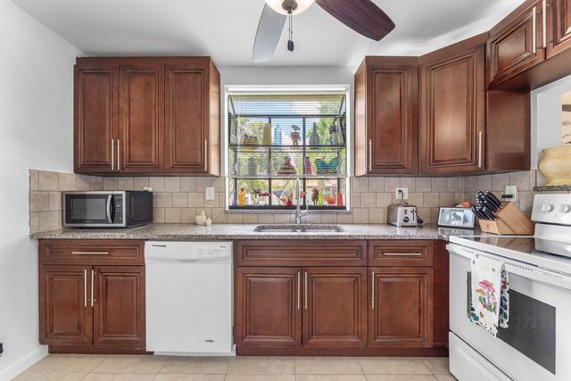 5040 Rose Hill Drive 206, Boynton Beach, FL 33437