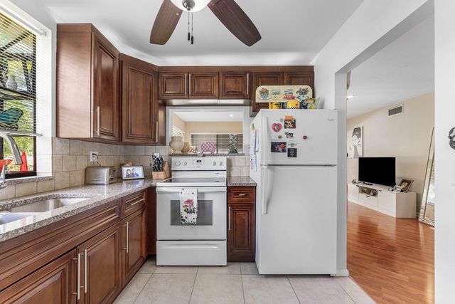 5040 Rose Hill Drive 206, Boynton Beach, FL 33437