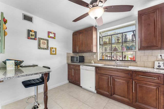 5040 Rose Hill Drive 206, Boynton Beach, FL 33437
