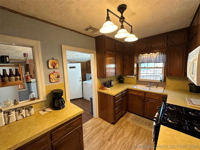 712 N Wilson Avenue, Sand Springs, OK 74063