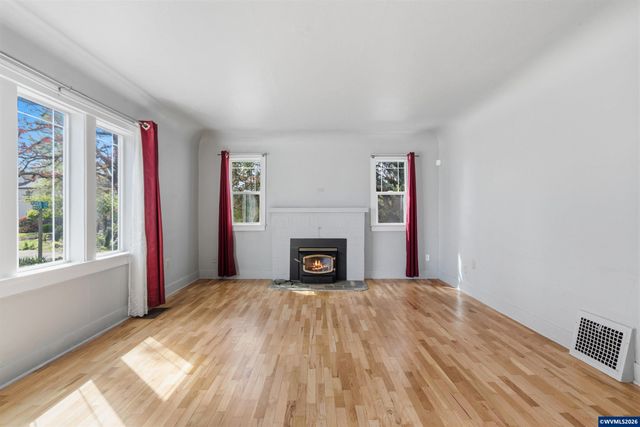 105 River St NE, Salem, OR 97301