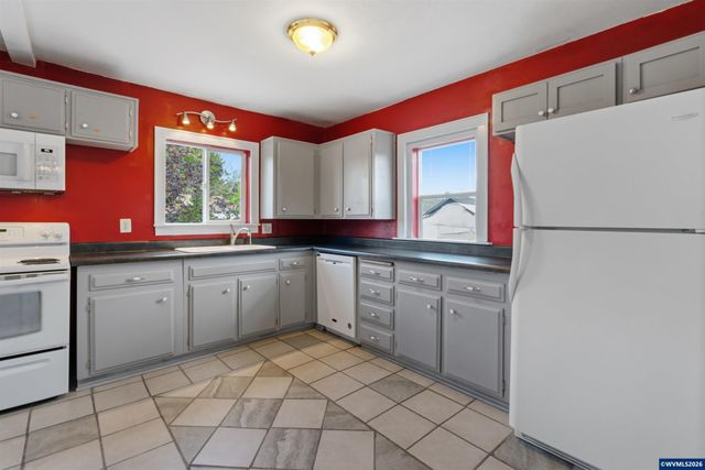 105 River St NE, Salem, OR 97301