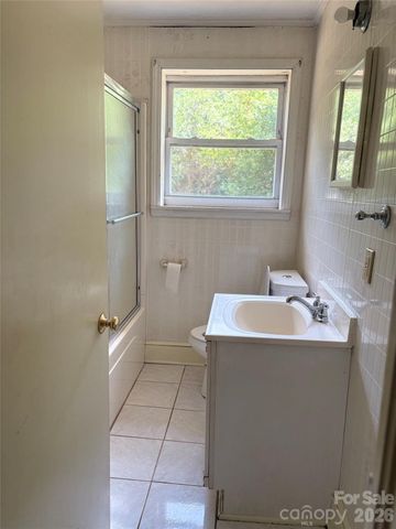 725 5th Avenue SW, Hickory, NC 28602