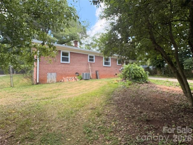 725 5th Avenue SW, Hickory, NC 28602