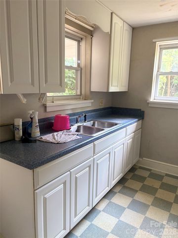725 5th Avenue SW, Hickory, NC 28602