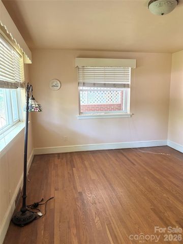 725 5th Avenue SW, Hickory, NC 28602