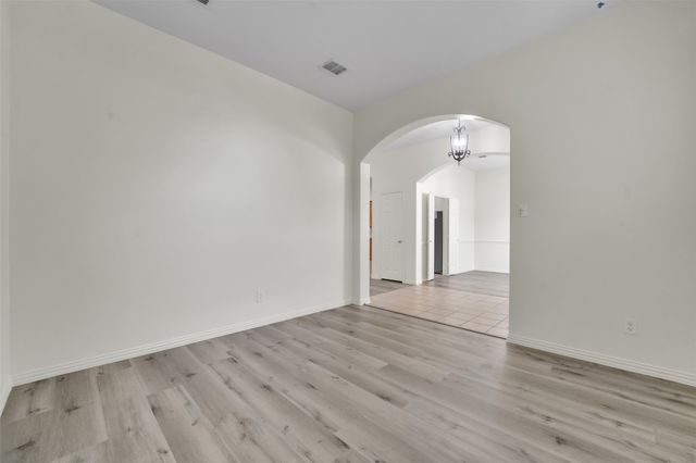 824 Duck Pond Dr, Grand Prairie, TX 75052