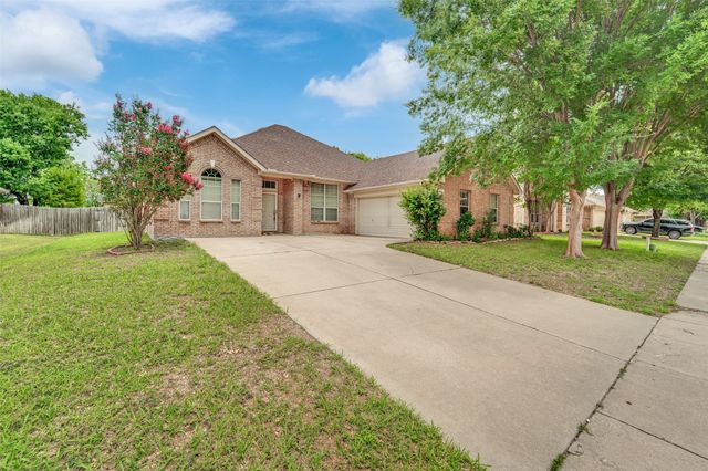 824 Duck Pond Dr, Grand Prairie, TX 75052