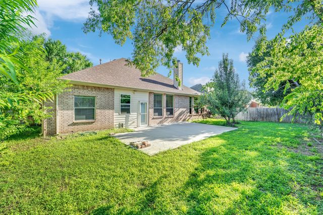 824 Duck Pond Dr, Grand Prairie, TX 75052