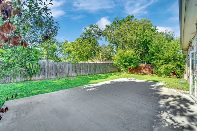 824 Duck Pond Dr, Grand Prairie, TX 75052