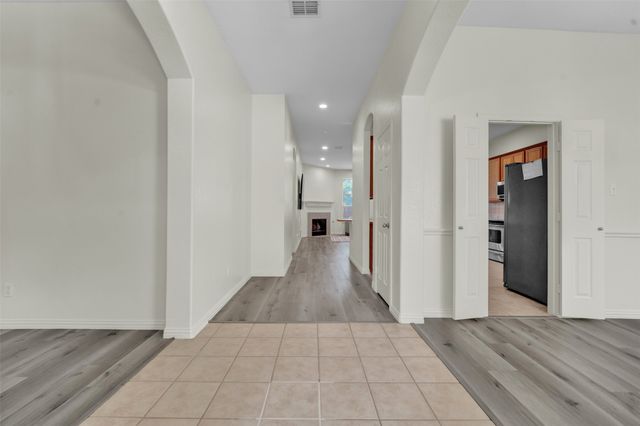 824 Duck Pond Dr, Grand Prairie, TX 75052