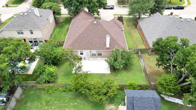 824 Duck Pond Dr, Grand Prairie, TX 75052