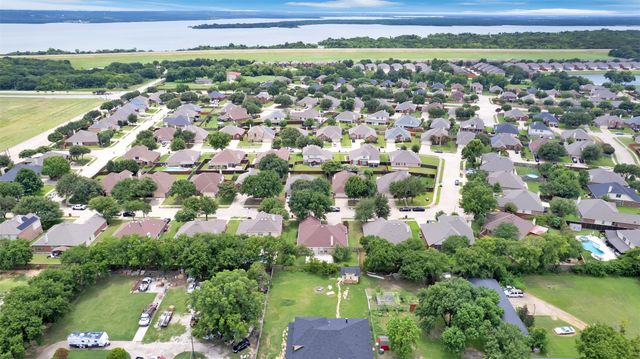 824 Duck Pond Dr, Grand Prairie, TX 75052