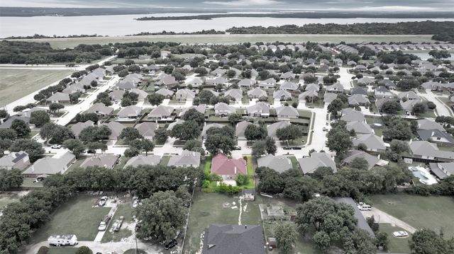 824 Duck Pond Dr, Grand Prairie, TX 75052