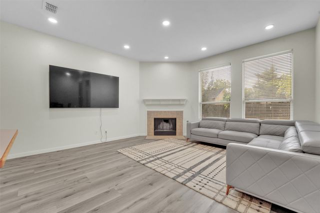 824 Duck Pond Dr, Grand Prairie, TX 75052