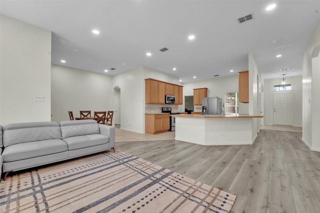 824 Duck Pond Dr, Grand Prairie, TX 75052