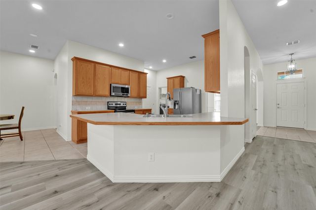 824 Duck Pond Dr, Grand Prairie, TX 75052