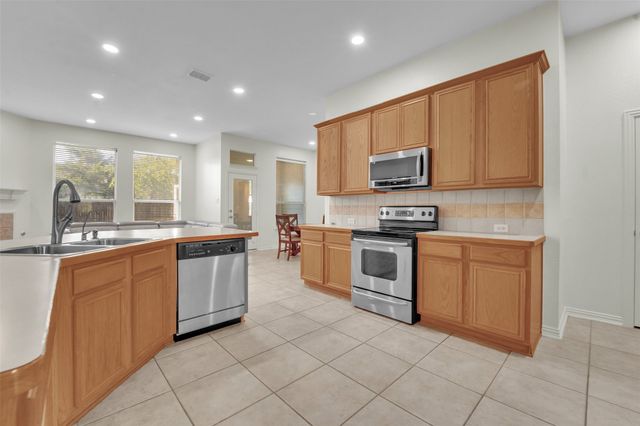 824 Duck Pond Dr, Grand Prairie, TX 75052