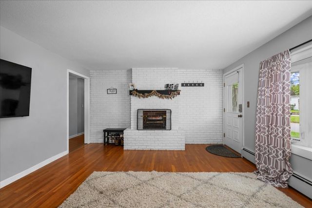 3 Vine St, Webster, MA 01570