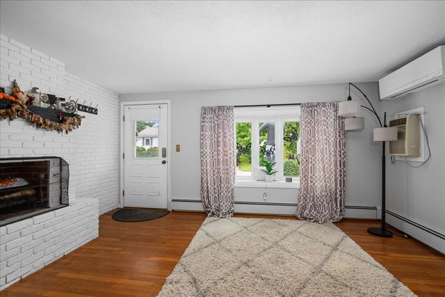 3 Vine St, Webster, MA 01570