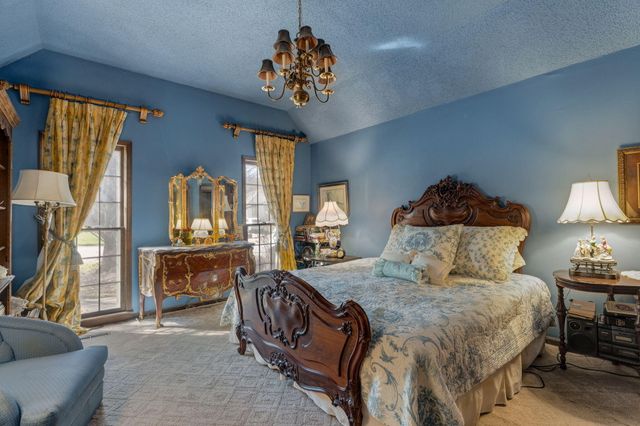 2526 S Camber Avenue, Springfield, MO 65809