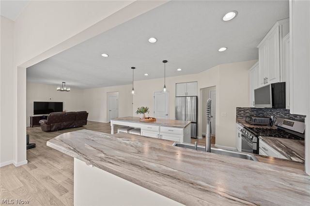 10359 Fox Hollow Circle, Twinsburg, OH 44087