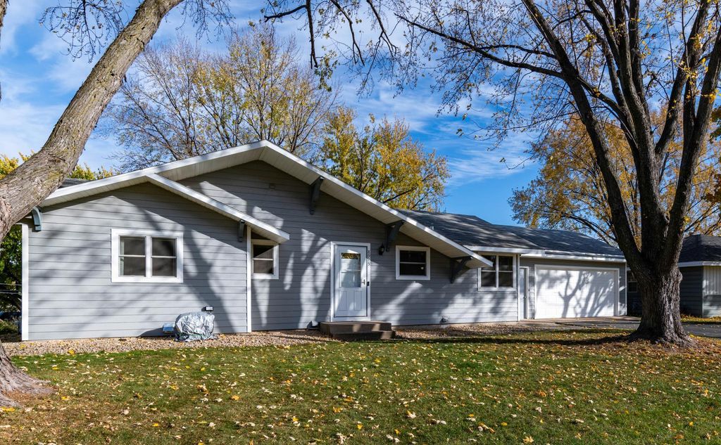 8915 Hallmark Avenue S, Cottage Grove, MN 55016