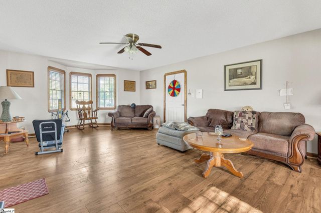 1071 Little Mountain Road, Wellford, SC 29385