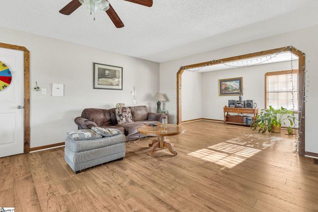 1071 Little Mountain Road, Wellford, SC 29385