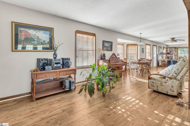 1071 Little Mountain Road, Wellford, SC 29385