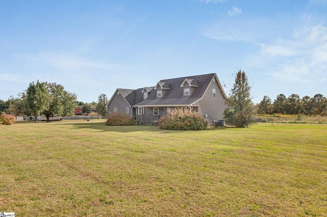 1071 Little Mountain Road, Wellford, SC 29385