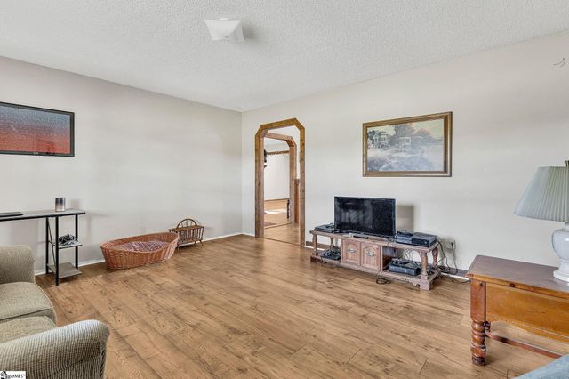 1071 Little Mountain Road, Wellford, SC 29385