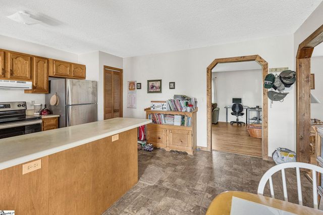 1071 Little Mountain Road, Wellford, SC 29385