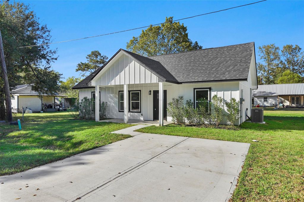 205 Spruce Lane, Daisetta, TX 77533