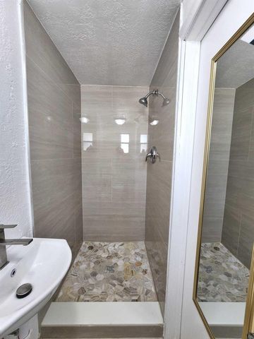 617 NE 8TH Avenue, Boynton Beach, FL 33435