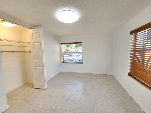 617 NE 8TH Avenue, Boynton Beach, FL 33435
