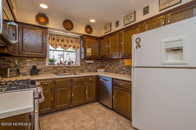 25 Whitney Drive, Marlboro, NJ 07746