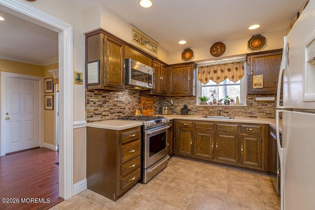 25 Whitney Drive, Marlboro, NJ 07746