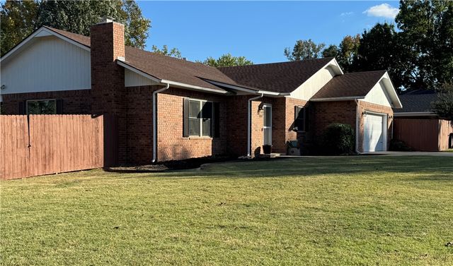 1001 S Seattle Avenue, Russellville, AR 72801