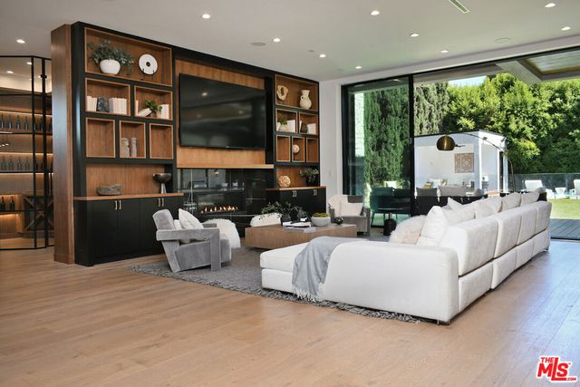 4544 Woodley Avenue, Encino, CA 91436