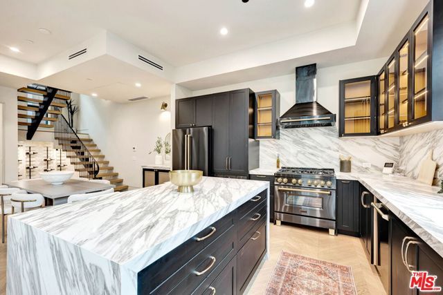 652 Huntley Drive 102, West Hollywood, CA 90069