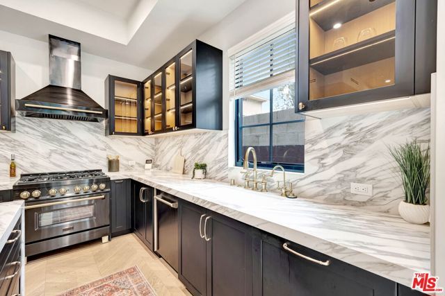 652 Huntley Drive 102, West Hollywood, CA 90069