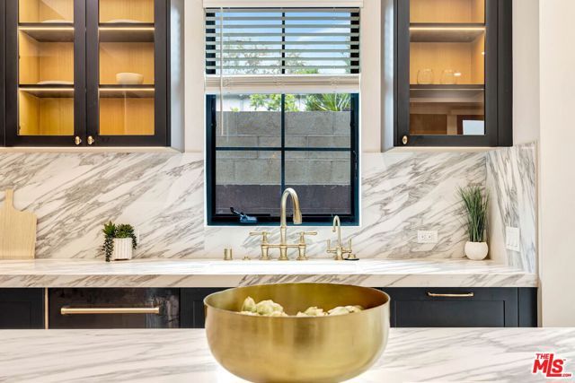 652 Huntley Drive 102, West Hollywood, CA 90069
