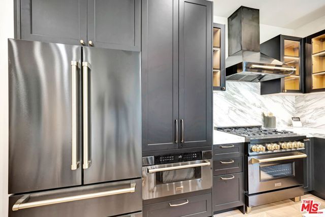 652 Huntley Drive 102, West Hollywood, CA 90069