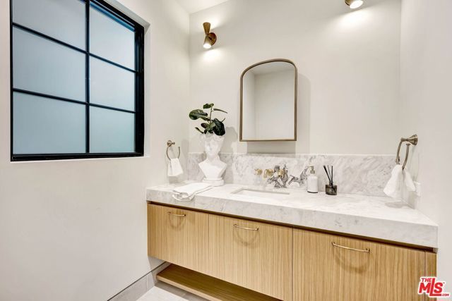652 Huntley Drive 102, West Hollywood, CA 90069