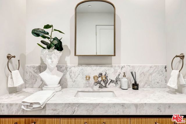 652 Huntley Drive 102, West Hollywood, CA 90069