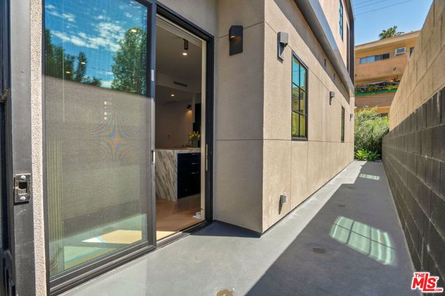 652 Huntley Drive 102, West Hollywood, CA 90069