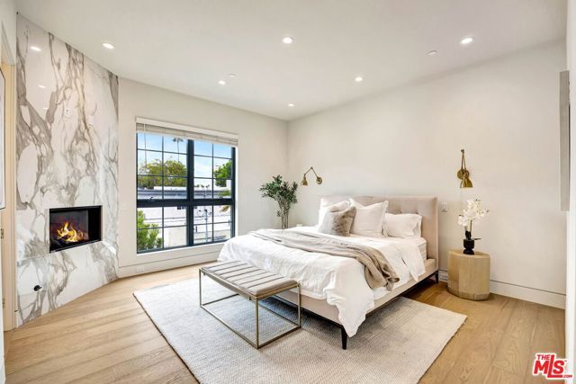 652 Huntley Drive 102, West Hollywood, CA 90069