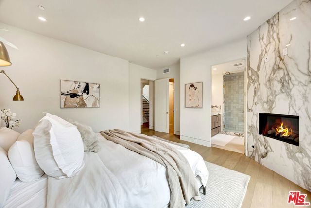 652 Huntley Drive 102, West Hollywood, CA 90069